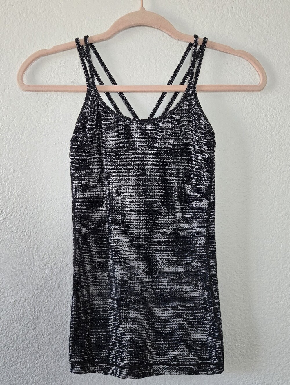 Lululemon Criss Cross Straps Knit Tank Built In Shelf Bra - Black & White sz 2